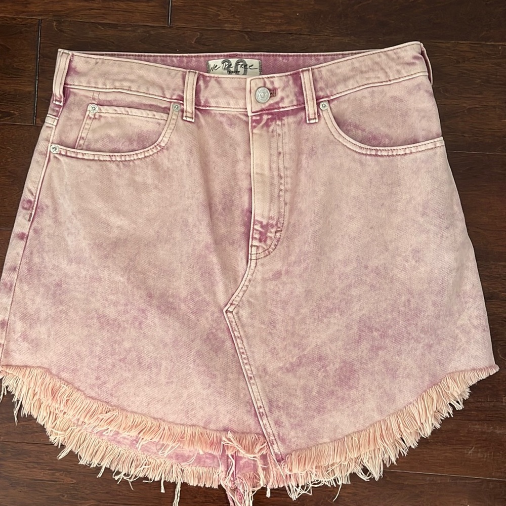 Free people -We the Free Bailey Denim Mini Skirt. Color jungle flower